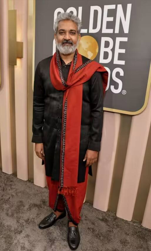 आरआरआर चित्रपटाचे दिग्दर्शक एस. एस. राजामौली यांनी गोल्डन ग्लोब पुरस्कारा सोहळ्यासाठी केलेल्या लूकनं अनेकांचे लक्ष वेधले. त्यांनी रेड धोती, ब्लॅक कुर्ता असा लूक केला होता. (RRR Movie/twitter)