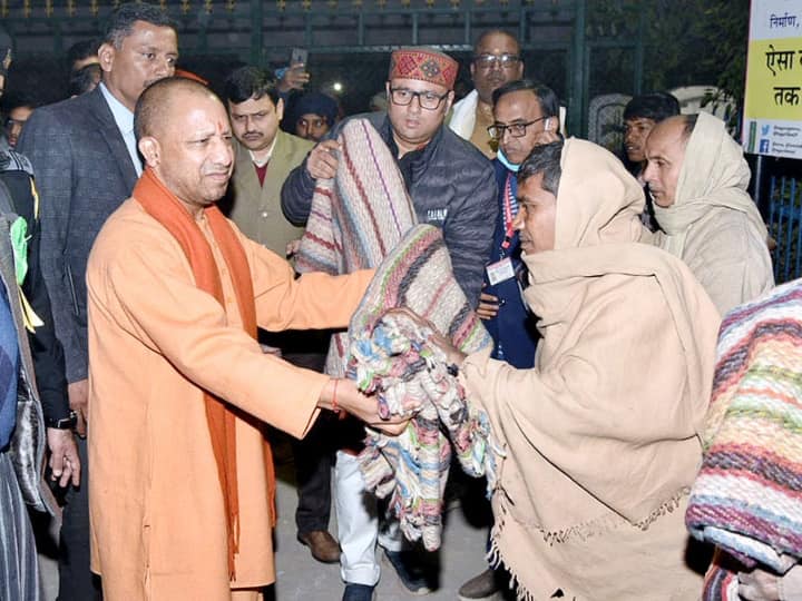 Yogi Adityanath UP Government distributed More than 4 Lakh Blankets in Cold Wave UP News: भीषण ठंड में बेसहारा लोगों का सहारा बन रही योगी सरकार, जरूरतमंदों को 4 लाख से अधिक बांटे कंबल
