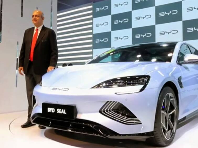 Auto Expo 2023 BYD announces Seal electric sedan for India Offers 700 km range auto marathi Auto Expo 2023: चीनी कंपनीने भारतात सादर केली दमदार इलेक्ट्रिक सेडान, एका चार्जमध्ये गाठणार 700 किमी