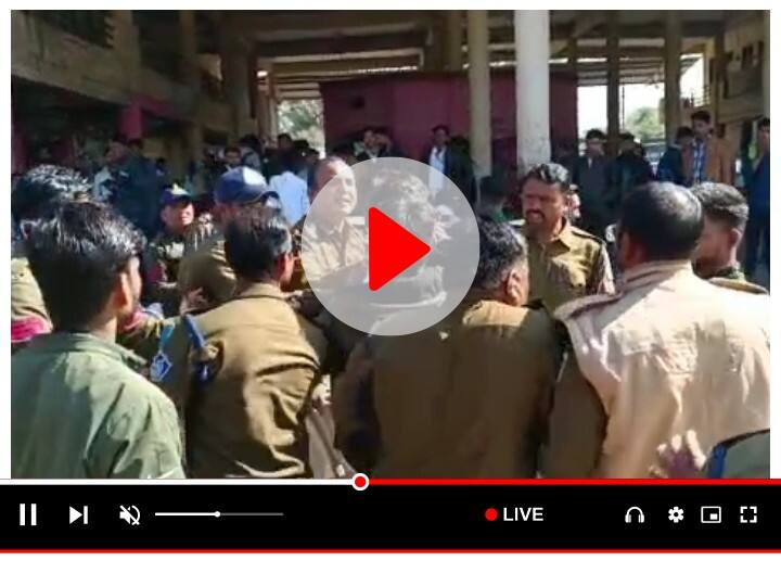 Ujjain Karni Sena Protest Workers Trying to Burn CM Shivraj Singh Chouhan Effigy clash between police Viral Video ANN CM शिवराज का पुतला जलाने की कोशिश कर रहे थे करणी सेना के कार्यकर्ता, रोके जाने पर पुलिस से झड़प, देखें वीडियो