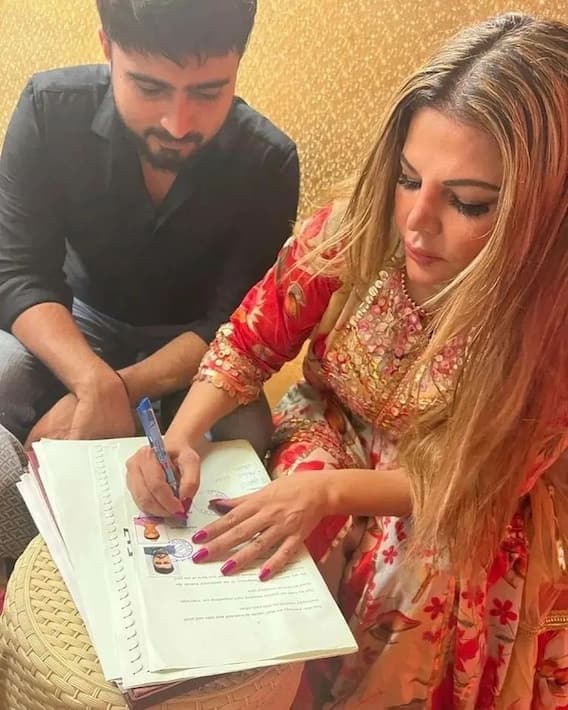 Rakhi Adil Photos: राखी और आदिल की इन रोमांटिक फोटोज का दीवाना हुआ सोशल मीडिया, खूब हो रहीं वायरल Rakhi Adil Photos: राखी और आदिल की इन रोमांटिक फोटोज का दीवाना हुआ सोशल मीडिया, खूब हो रहीं वायरल
