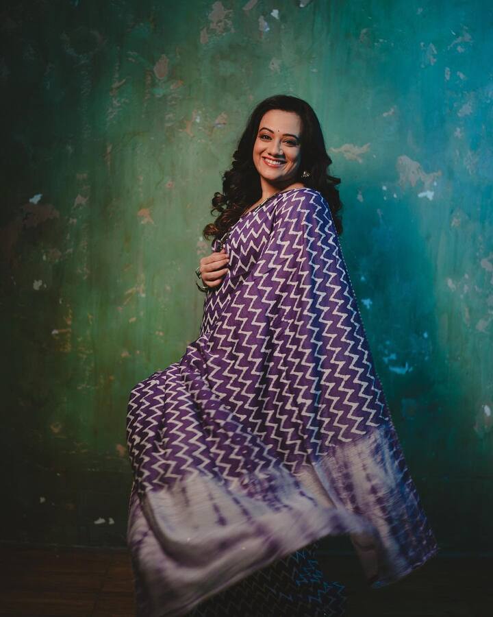 स्पृहानं या फोटोला  'Life is better when you’re smiling' असं कॅप्शन दिलं आहे. (Spruha Joshi/instagram)