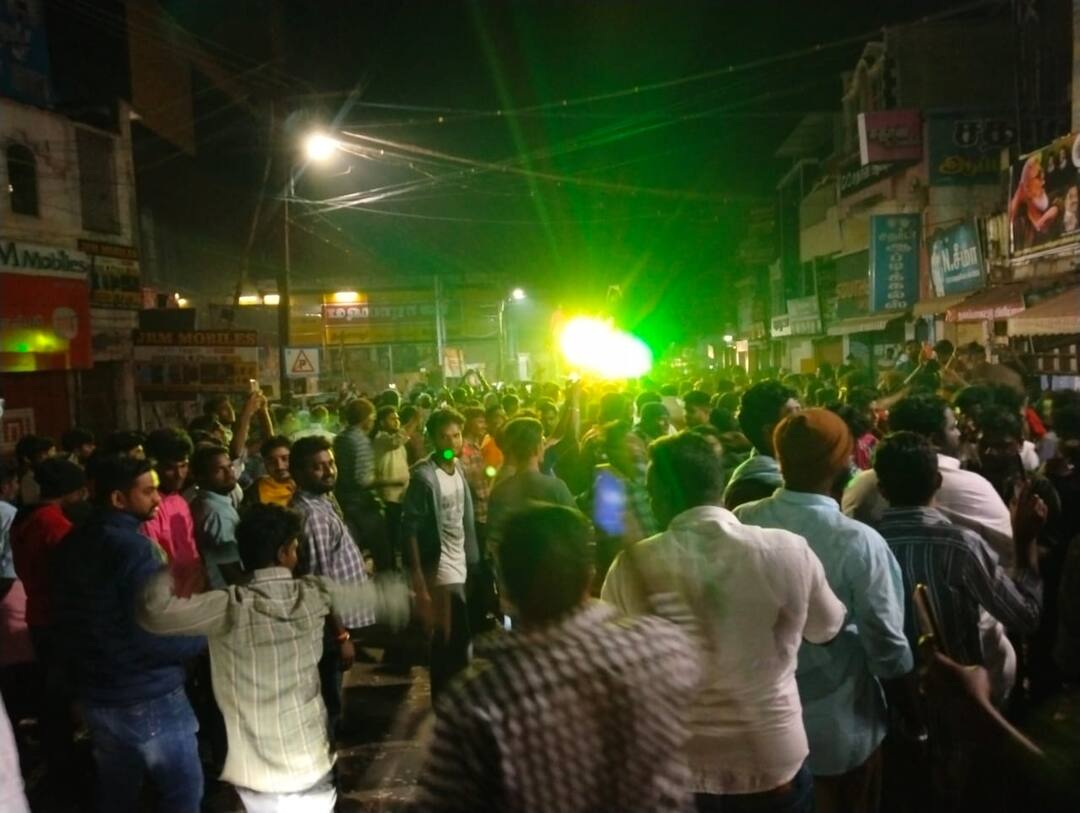 தஞ்சையில் ‘துணிவு’ படத்தை மேள தாளத்துடன் வெடி வெடித்து கோலாகலமாக வரவேற்ற அஜித் ரசிகர்கள்