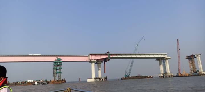 या ऑर्थोट्रॉपिक स्टिल डेकची लांबी 180 मीटर आहे तर  ज्याची उंची समुद्रापासून 25 मीटर इतकी आहे.