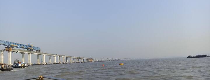 देशातील सर्वात लांब शिवडी न्हावा शेवा सागरी सेतूचा काम 90 टक्के पूर्ण झालं आहे.