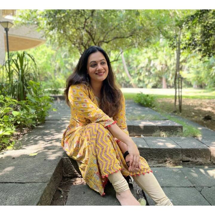 स्पृहा वेगवेगळ्या लूकमधील फोटो सोशल मीडियावर शेअर करत असते.  (Spruha Joshi/instagram)