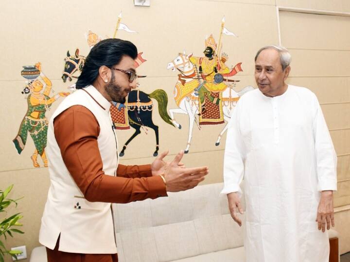 Odisha CM Patnaik meets actor Ranveer Singh ahead of Hockey World Cup 2023 see photos Hockey World Cup 2023: बॉलीवुड एक्टर रणवीर सिंह को मुख्यमंत्री नवीन पटनायक ने गिफ्ट की टीम इंडिया की जर्सी, देखें फोटो