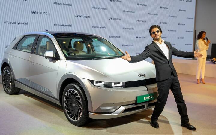 ग्रेटर नोएडा में बुधवार को ऑटो एक्सपो का आगाज हुआ, जिसमें सुपस्टार शाहरुख खान ने भी शिरकत की.