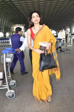 Sobhita Dhulipala At Airport: एयरपोर्ट पर साड़ी पहने स्पॉट हुईं शोभिता धुलिपाला, सिंपल लुक ने जीत लिया फैंस का दिल