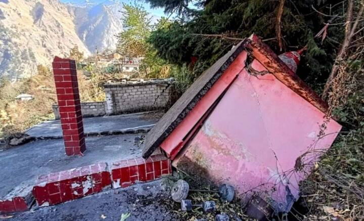 গত কয়েক দিন ধরে উত্তরাখণ্ডের জোশীমঠ থেকে যে সমস্ত ছবি সামনে এসেছে, তা দেখে কার্যতই ঘুম উড়েছে সকলের। ভিটেমাটি ছেড়ে শয়ে শয়ে মানুষকে এই ঠান্ডায় রাস্তায় নেমে আসতে হবে ভেবে গায়ে কাঁটা দিচ্ছে। আবার যাঁরা ফাটল ধরা ঘরেই মাথাগুঁজে রয়েছেন, মাথাচাড়া দিচ্ছে তাঁদের প্রাণহানির আশঙ্কাও।