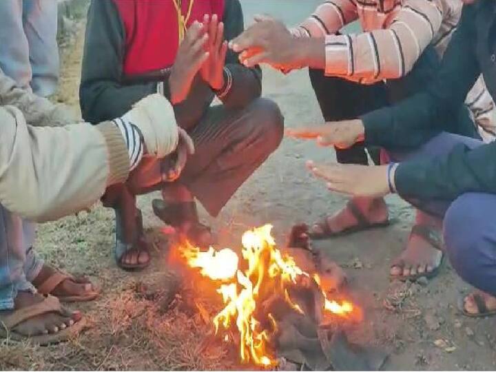 उत्तर महाराष्ट्रासह मराठवाडा आणि पश्चिम महाराष्ट्रात तापमानाचा पारा चांगलाच घसरला आहे. येथील अनेक जिल्ह्यात तापमान 10 अंशाच्या खाली गेले आहे.