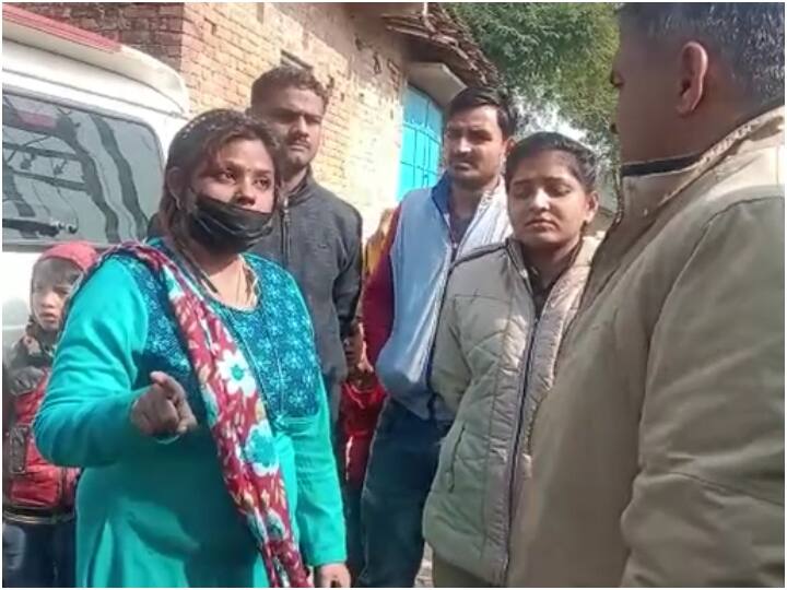 Chitrakoot: फोन नहीं उठाने पर महिला डॉक्टर और JE के बीच गाली-गलौज, सोशल मीडिया पर Video हुआ वायरल Chitrakoot a female doctor verbally abused junior engineer as he did not pick up her call ann Chitrakoot: फोन नहीं उठाने पर महिला डॉक्टर और JE के बीच गाली-गलौज, सोशल मीडिया पर Video हुआ वायरल