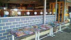 In Pics : जेवणाला पिठलं भाकरी अन् वाचायला भन्नाट पुस्तक, नाशिकच्या आजीबाईंचं अनोखं हॉटेल