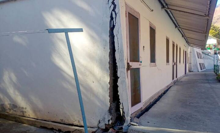 জেলা সদরদফতরের ১০ কিলোমিটার দূরবর্তী গ্রামের বাসিন্দাদের দাবি, তাঁদের গ্রাম ক্রমশ তলিয়ে যাচ্ছে। একাধিক বাড়িতে ইতিমধ্যেই ফাটল দেখা দিয়েছে। ১৯৯১ সালে ভূমিকম্প প্রবণ এলাকায় হয়ে ওঠে। ১৯৯৫ এবং ১৯৯৬ সাল থেকে বাড়ির ভিতর থেকে জলও বেরোতে শুরু করে। এখনও জল বেরোয় মাঝে মাঝে। প্রশাসনের তরফে পরিস্থিতি সরেজমিনে দেখাও হয়েছে বলে দাবি বাসিন্দাদের।