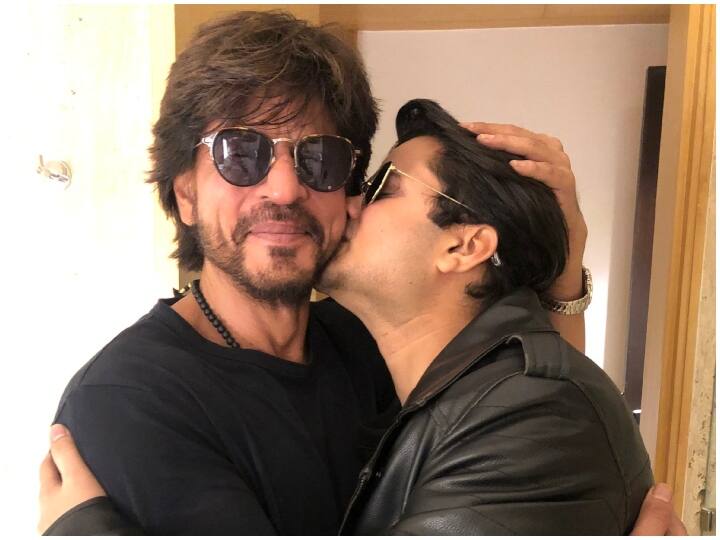 Shah Rukh Khan  agreed to meet at 2 am Fan kissed him and write No other superstar has done this रात 2 बजे मिलने के लिए राजी हुए Shah Rukh Khan को फैन ने किस कर जाहिर की खुशी, लिखा- ' ऐसा किसी और सुपरस्टार ने नहीं किया'