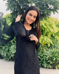 Surbhi Jyoti Latest Look: ਕਾਲੇ ਸੂਟ 'ਚ ਸੁਰਭੀ ਜੋਤੀ ਦਾ ਖੂਬਸੂਰਤ ਅੰਦਾਜ਼, ਖਾਸ ਮੌਕਿਆਂ 'ਤੇ ਤੁਸੀਂ ਵੀ ਇਸ ਤਰ੍ਹਾਂ ਤਿਆਰ ਕਰ ਸਕਦੇ ਹੋ।
