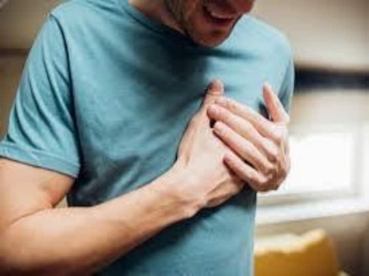 Health Tips understand that you have chest infection or cold know the symptoms Health Tips: सीने में हो रही है जकड़न तो ऐसे समझें ये चेस्ट इंफेक्शन है या कोल्ड, इन सिम्टम्स पर रखें नजर