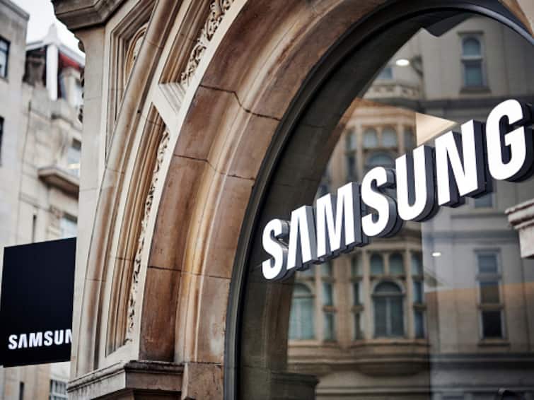 Samsung Biggest Experience Store North India Delhi Connaught Place Apple Big Retail Push First Flagship Hiring Samsung Opens Biggest Store In North India, Weeks Within Apple Preps For Big Retail Push