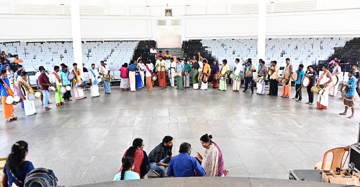 Chennai Sangamam: சென்னை சங்கமம் நிகழ்ச்சி ஒத்திகை: கிராமியக் கலைஞர்களுடன் கனிமொழி 