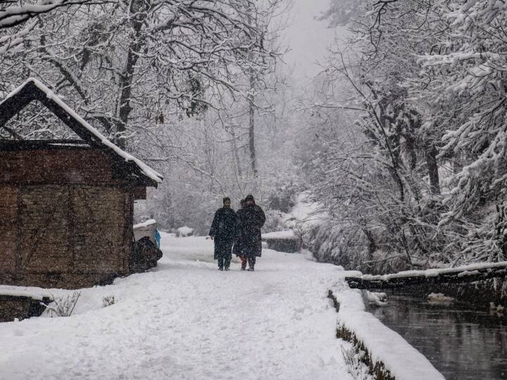 Snowfall continues in Kashmir, Srinagar airport air service affected due to low visibility J&K Weather News: कश्मीर में बर्फबारी का सिलसिला जारी, कम विजिबिलिटी से श्रीनगर एयरपोर्ट पर फ्लाइट्स पर असर