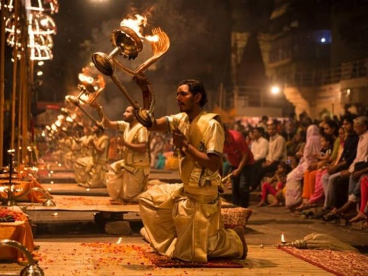 घूमने फिरने की बात आती है तो बनारस का खयाल जरूरी आता है, क्योंकि यह प्रसिद्ध तीर्थ स्थल होने के साथ-साथ पर्यटक स्थल भी है. यकीनन आप यहां आकर बहुत हल्का महसूस करेंगे.ये हैं घूमने के लिए खास जगह