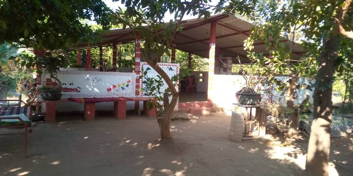 आजच्या धावपळीच्या जीवनात अनेकजण आपल्या कुटुंबाचा उदरनिर्वाह करण्यासाठी उच्चशिक्षण घेऊन नोकरी करतात. अशातच ग्रामीण भागातील एखादा तरुण शिक्षण घेऊन चांगल्या नोकरीला लागला तर गावात वाहवा होते. पण आता काळ बदलला आहे, तरुण वर्ग शिक्षण घेऊन व्यवसाय, विशेष म्हणजे शेतीकडे वळू लागला आहे.