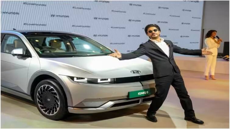 shah-rukh-khan-sings-tujhe-dekha-to-yeh-jana-sanam-song-from-film-diwale-dulhaniyaa-le-jayenge-at-auto-expo-2023 Shah Rukh Khan: ਸ਼ਾਹਰੁਖ ਖਾਨ ਨੇ ਆਟੋ ਐਕਸਪੋ 2023 'ਚ ਲੁੱਟੀ ਮਹਿਫਲ, ਕਿੰਗ ਖਾਨ ਦੇ ਸਟਾਇਲ ਦੇ ਕਾਇਲ ਹੋਏ ਫੈਨਜ਼