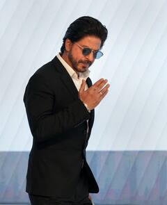 Shah Rukh Khan Photos: પઠાણના ટ્રેલર પછી શાહરૂખ ખાન પહેલીવાર દેખાયો, શોમાં પોતાનો સિગ્નેચર પોઝ આપી લોકોનું ખૂબ મનોરંજન કર્યું