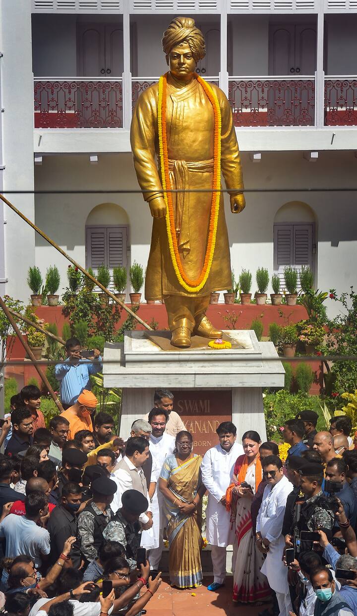 देश की राष्ट्रपति बनने से पहले राष्ट्रीय जनतांत्रिक गठबंधन (राजग) की (President Election) उम्मीदवार द्रौपदी मुर्मू ने कोलकाता के शिमला स्ट्रीट स्थित स्वामी विवेकानंद के पैतृक आवास में जाकर स्वामी विवेकानंद (Swami Vivekanand) को नमन किया था.  कोलकाता के शिमला स्ट्रीट स्थित स्वामी विवेकानंद के पैतृक आवास में जाकर स्वामी विवेकानंद (Swami Vivekanand) को नमन किया. उन्होंने पूरे परिसर का परिभ्रमण किया और स्वामी विवेकानंद की मूर्ति पर माल्यार्पण किया. इस अवसर पर रामकृष्ण मिशन के संन्यासियों की ओर से पुस्तक और स्वामी विवेकानंद की तस्वीर उपहार में दिया गया. नीचे की स्लाइड में देखें तस्वीरें.