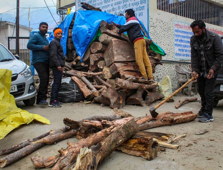 পরিস্থিতি এতটাই শোচনীয় যে, জোশীমঠ শহরটাকেই বসবাসের অযোগ্য বলে ঘোষণা করেছে উত্তরাখণ্ড প্রশাসন। কিন্তু, কীভাবে তৈরি হল এই পরিস্থিতি? এর জন্য কয়েকটি বিষয়কে চিহ্নিত করছেন বিশেষজ্ঞরা।