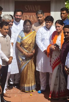 Swami Vivekananda Jayanti: जब राष्ट्रपति बनने से पहले कोलकाता पहुंची थीं द्रौपदी मुर्मू, यूं किया था स्वामी विवेकानंद को नमन, देखें तस्वीरें
