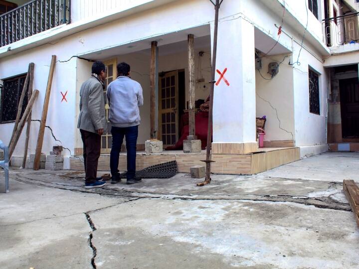 जोशीमठ की जेपी कॉलोनी में भू-धंसाव वाली जगह से पानी निकलने की मात्रा कम हुई है और छह जनवरी के मुकाबले आधे से भी घटकर केवल 240 लीटर प्रति मिनट हो गई है.
