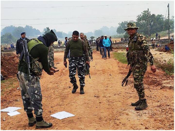 Chhattisgarh Maoists fire on CRPF commandos Bijapur and Sukma CRPF CoBRA team Maoists fire on CRPF: छत्तीसगढ़ में नक्सलियों ने CRPF कमांडो दल पर की गोलीबारी, बाल-बाल बचे जवान