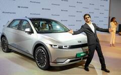 Shah Rukh Khan Photos: પઠાણના ટ્રેલર પછી શાહરૂખ ખાન પહેલીવાર દેખાયો, શોમાં પોતાનો સિગ્નેચર પોઝ આપી લોકોનું ખૂબ મનોરંજન કર્યું