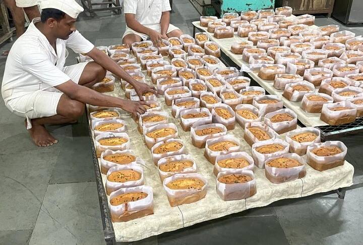 कैद्यांनी तयार केलेल्या केकला चांगली मागणी असून केक विक्रीने विक्रम रचला आहे.