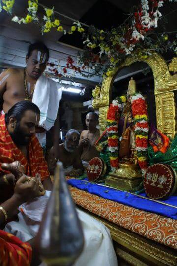 திருப்பதி மலை வாழும் வெங்கடேசா திருமகள் மனம் நாடும் ஸ்ரீநிவாசா..