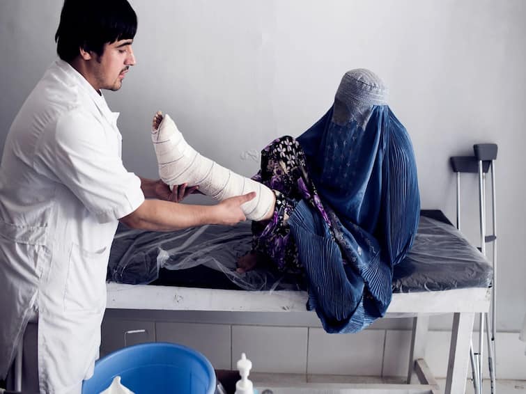 Taliban government has ordered male doctors not to treat women in Afghanistan ஆண் மருத்துவர்களிடம் பெண்கள் சிகிச்சை பெறுவதா..? நெவர்..! அடுத்தடுத்து கட்டுப்பாடுகளை விதிக்கும் தலிபான்..