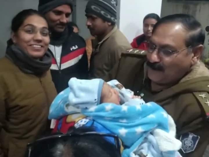woman and man were caught in CCTV leaving newborn on the Door of a house in Jabalpur ANN MP News: दूसरे के घर की चौखट पर छोड़ गए नवजात बच्ची को,सीसीटीवी में कैद हुए एक महिला और पुरुष