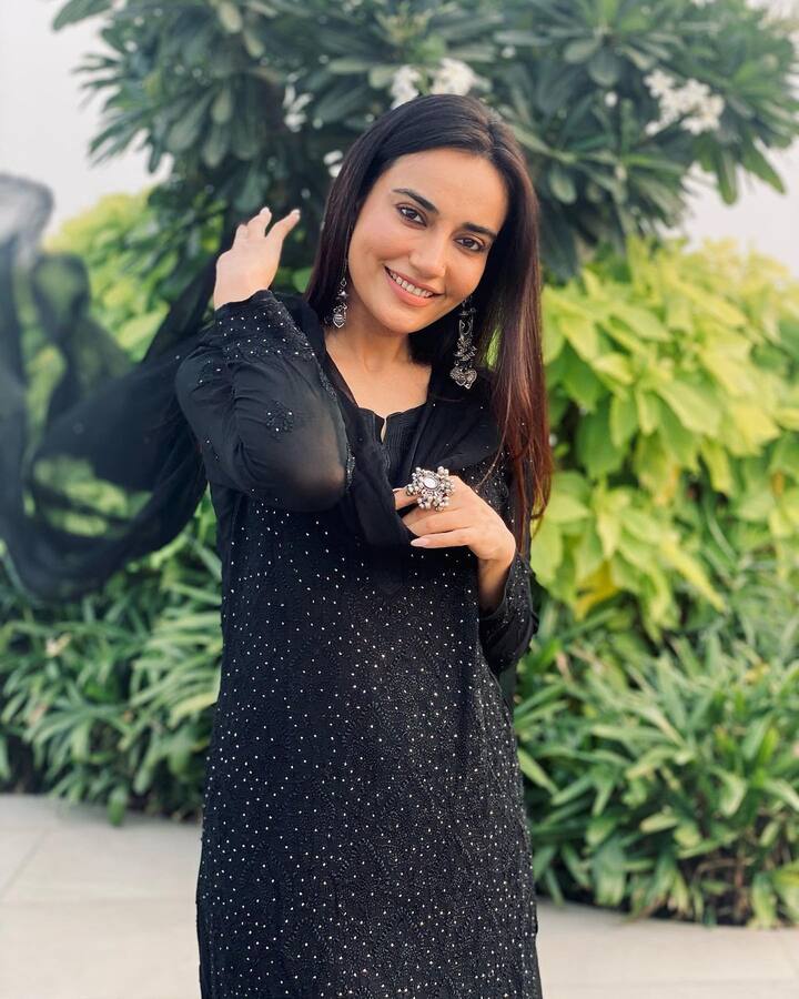 इन तस्वीरों में आप देख सकते हैं कि सुरभि ज्योति ने ब्लैक कलर का सूट पहना हुआ है. साथ में ईयररिंग्स पहने हुए है और बालों को खुला किया हुआ है. एक्ट्रेस इस सूट में बला की खूबसूरत लग रही हैं.