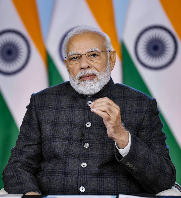 এই ক্রুজ উদ্বোধনের পাশাপাশি আরও একাধিক জলপথ সংক্রান্ত প্রকল্পের উদ্বোধন করবেন নরেন্দ্র মোদি। ছবি: PTI