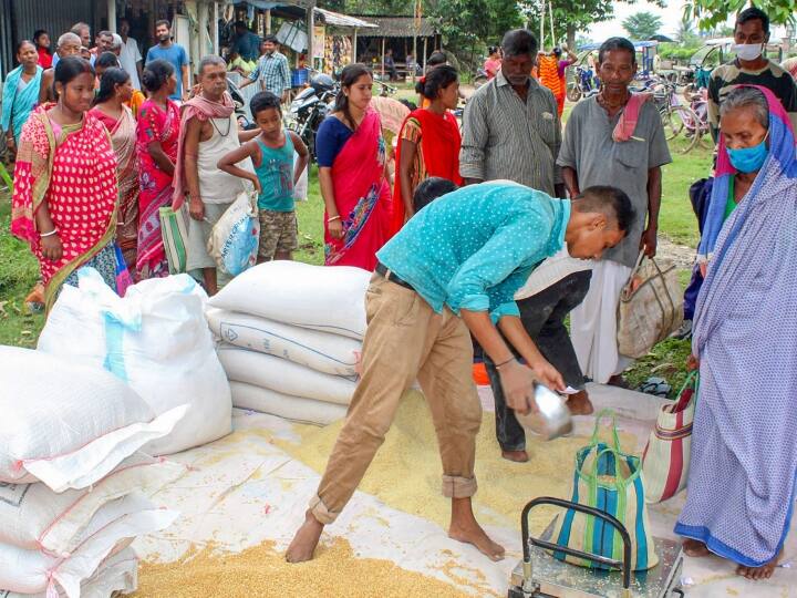 PMGKAY: मुफ्त राशन योजना को लेकर आई बड़ी खबर, 80 करोड़ लोगों को होगा फायदा, केंद्र सरकार ने किया अब ये फैसला Central Government free foodgrains distribution scheme named as PMGKAY now 80 crore poor people get Free Ration PMGKAY: मुफ्त राशन योजना को लेकर आई बड़ी खबर, 80 करोड़ लोगों को होगा फायदा, केंद्र सरकार ने किया अब ये फैसला