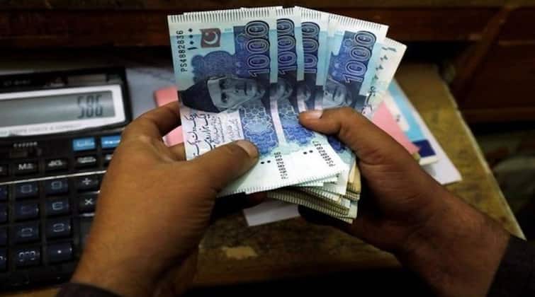 Pakistani financial crisis know how many pakistani rupees one dollar worth . Pakistani Rupees Value in Dollar: आर्थिक कंगाली झेल रहे पाकिस्तान में एक डॉलर के मुकाबले पाकिस्तानी रुपये की कीमत कितनी, आपको जानकर हैरानी होगी