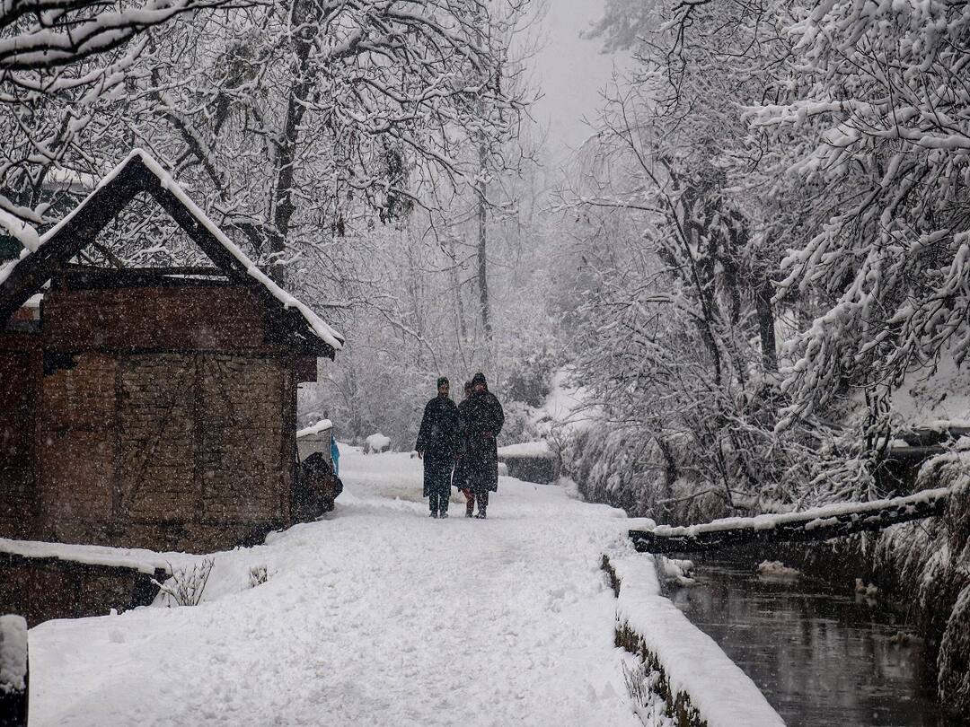 J-K: Minimum Temp Dips Below Freezing Point, Snowfall Continues In Higher Reaches Jammu And Kashmir Minimum Temp Dips Below Freezing Point, Snowfall Continues In Higher Reaches J-K: Minimum Temp Dips Below Freezing Point, Snowfall Continues In Higher Reaches