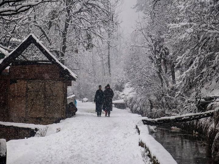 Jammu And Kashmir Minimum Temp Dips Below Freezing Point, Snowfall Continues In Higher Reaches J-K: Minimum Temp Dips Below Freezing Point, Snowfall Continues In Higher Reaches