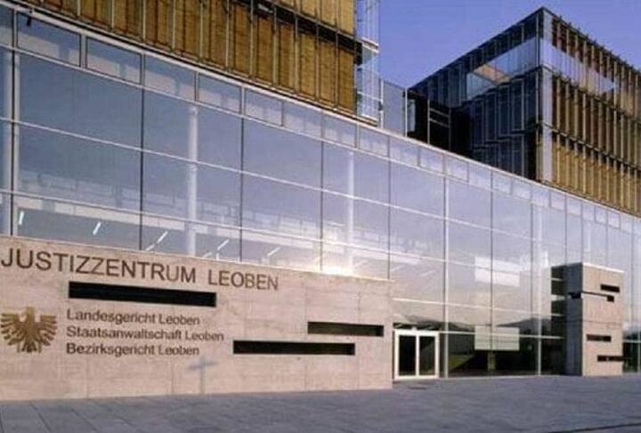 पूरी तरह से कांच से ढंकी हुई यह जेल ऑस्ट्रिया में है. इस जेल का नाम 'जस्टिस सेंटर लियोबेन' है. इस जेल में जिम से लेकर स्पोर्ट्स सेंटर और कैदियों के लिए निजी आलीशान कमरे बने हुए हैं, जिनमें टीवी से लेकर फ्रीज तक सभी सुविधाएं हैं. साल 2004 में बनी इस जेल में कैदी मौज की जिंदगी जीते हैं.