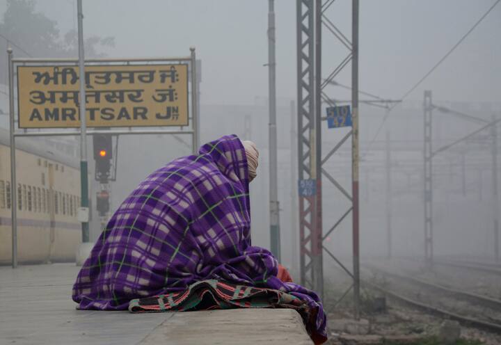 दिल्लीसह उत्तर भारतात थंडीचा कडाका वाढणार, पारा -4 चार अंश सेल्सिअसपर्यंत घसरण्याची शक्यता आहे.