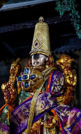 அன்பெனும் அகல் விளக்கை ஏற்றி வைத்தேன் அதில் ஆசை என்னும் நெய்யை ஊற்றி வைத்தேன்..