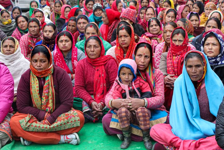 হাড়কাঁপানো ঠান্ডায় দাঁড়িয়ে এই সমস্যার পাকাপাকি সমাধানের আর্জি জানিয়ে চলেছেন জোশীমঠের গৃহহীন বাসিন্দারা।