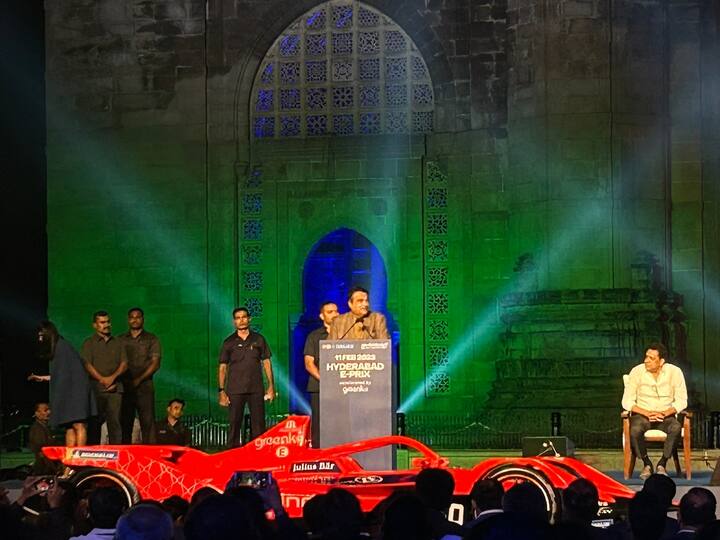 गडकरी म्हणाले, महाराष्ट्र राज्याचे समृद्धी महामार्ग बनवला यासाठी अभिनंदन, हा महामार्ग खूप सुंदर आहे. दिल्ली-मुंबई अंतर 12 तास होईल यासाठी रस्ते बनवले जात आहेत.