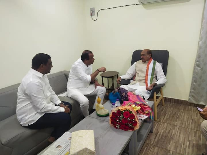 Hyderabad Congress MP Komatireddy Venkat Reddy says AICC Showcase notices already went to dustbin DNN MP Komatireddy Venkatreddy : ఏఐసీసీ షోకాజ్ నోటీసులు ఎప్పుడో చెత్తబుట్టలోకి, ఎంపీ కోమటిరెడ్డి సంచలన వ్యాఖ్యలు